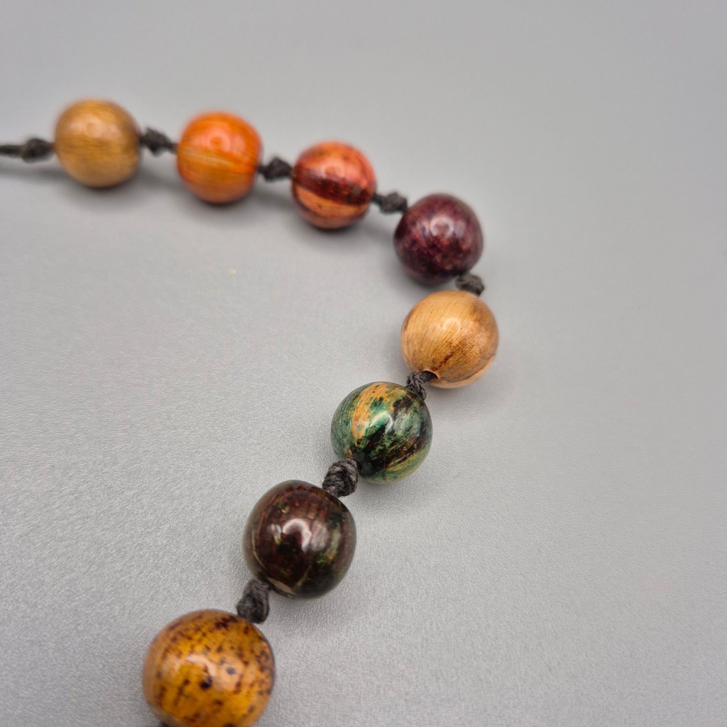 Bunte handgeknüpfte Statement Kette mit Holzperlen