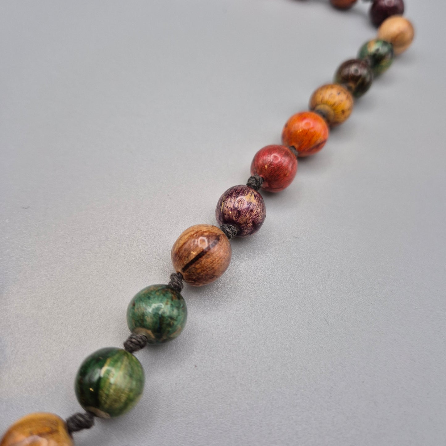 Bunte handgeknüpfte Statement Kette mit Holzperlen