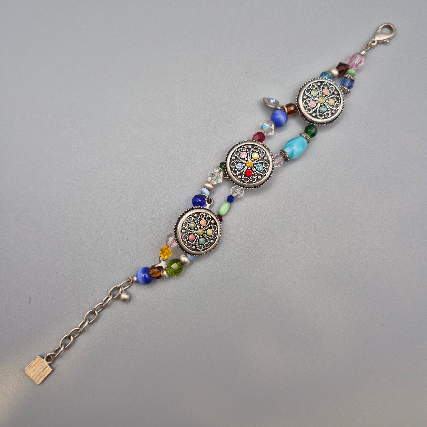 Buntes Vintage Armband mit drei kunstvollen Ornament-Elementen