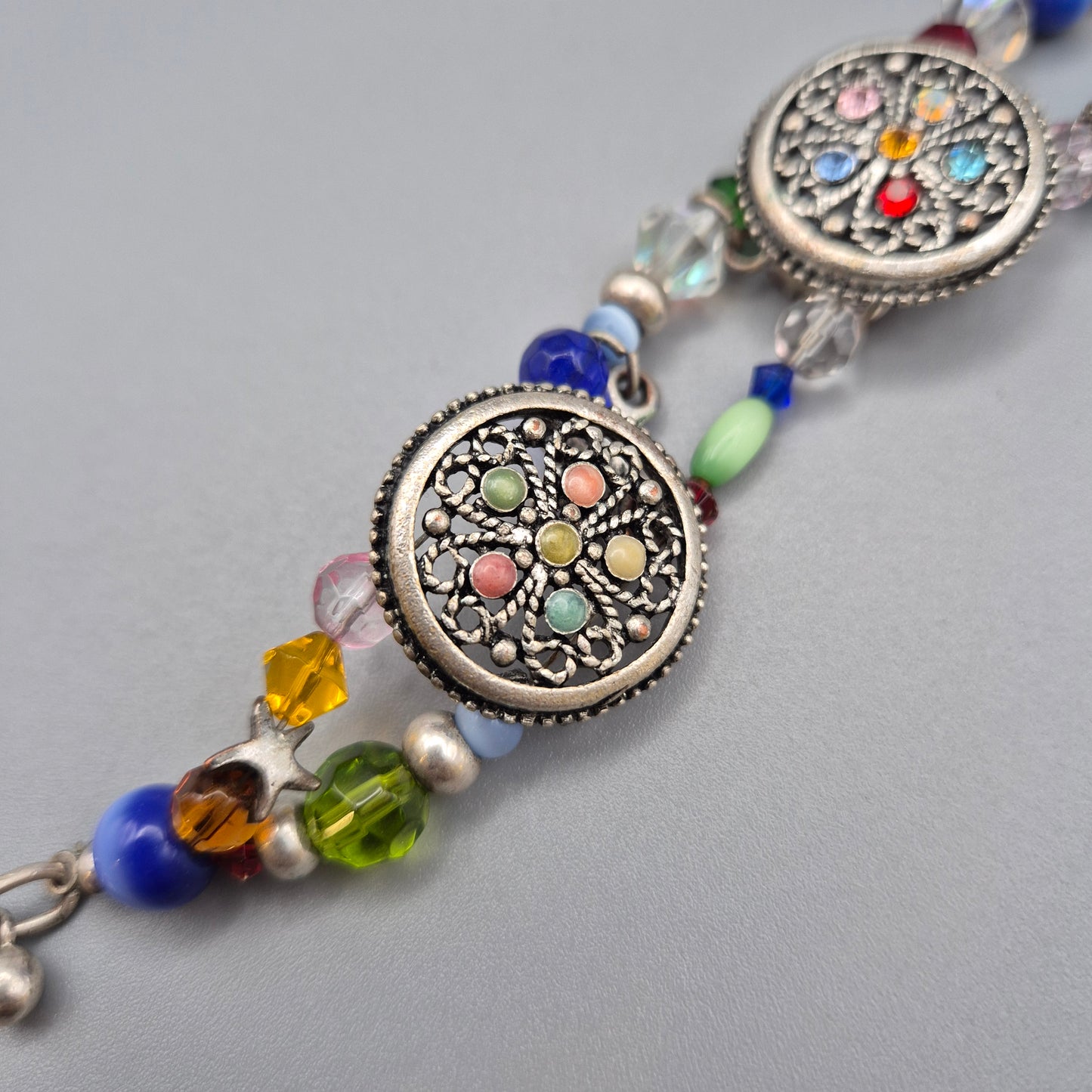 Buntes Vintage Armband mit drei kunstvollen Ornament-Elementen