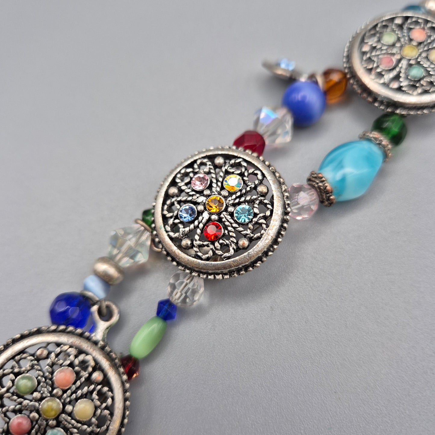Buntes Vintage Armband mit drei kunstvollen Ornament-Elementen