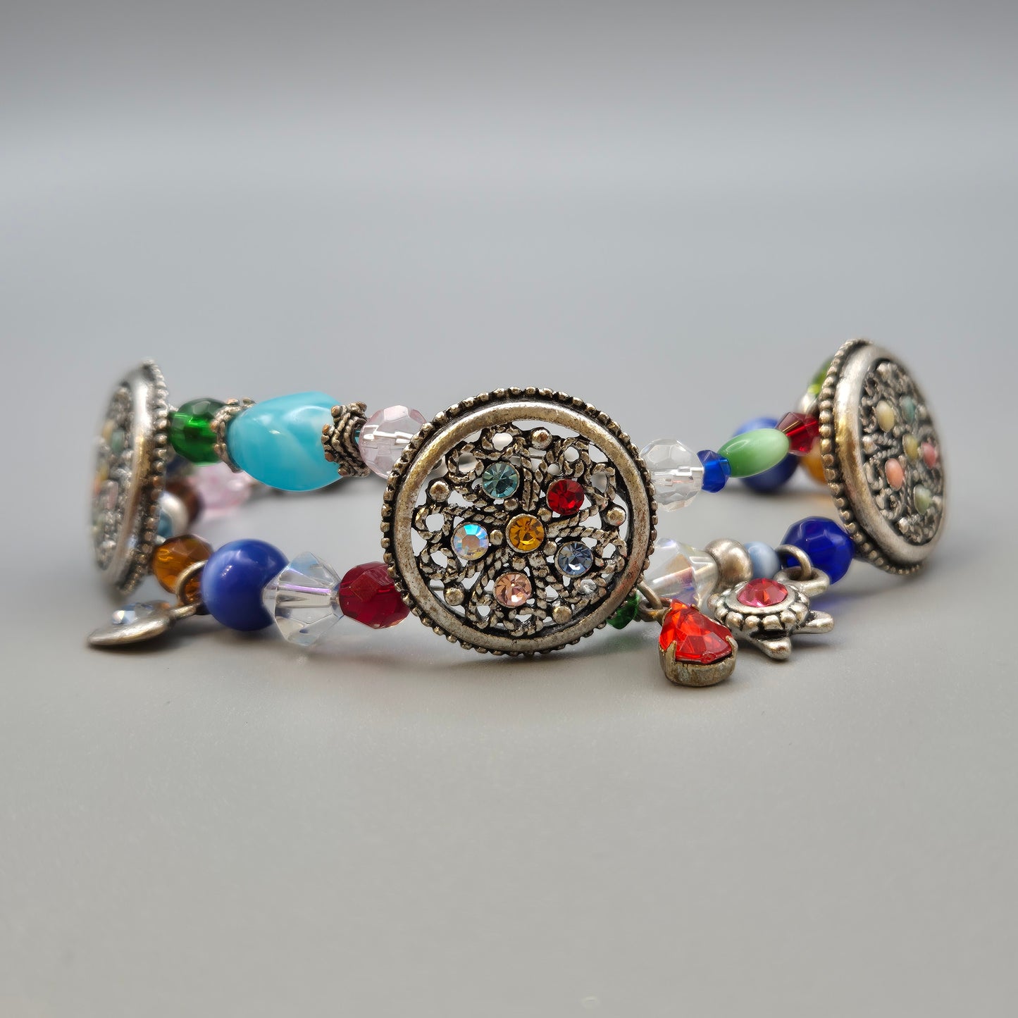 Buntes Vintage Armband mit drei kunstvollen Ornament-Elementen