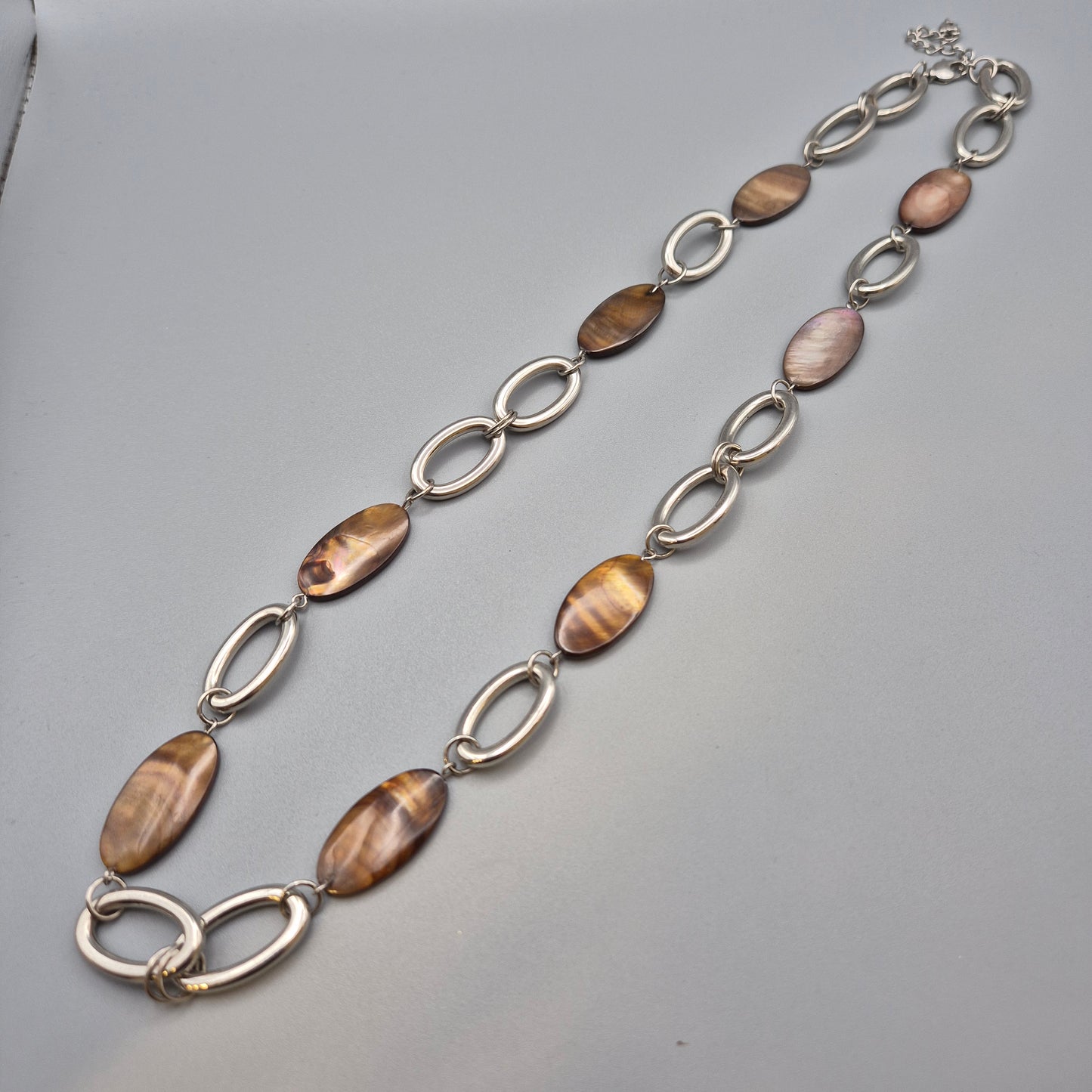 Vintage Kette mit ovalen Elementen in braunem Perlmutt-Look und silbernen Gliedern