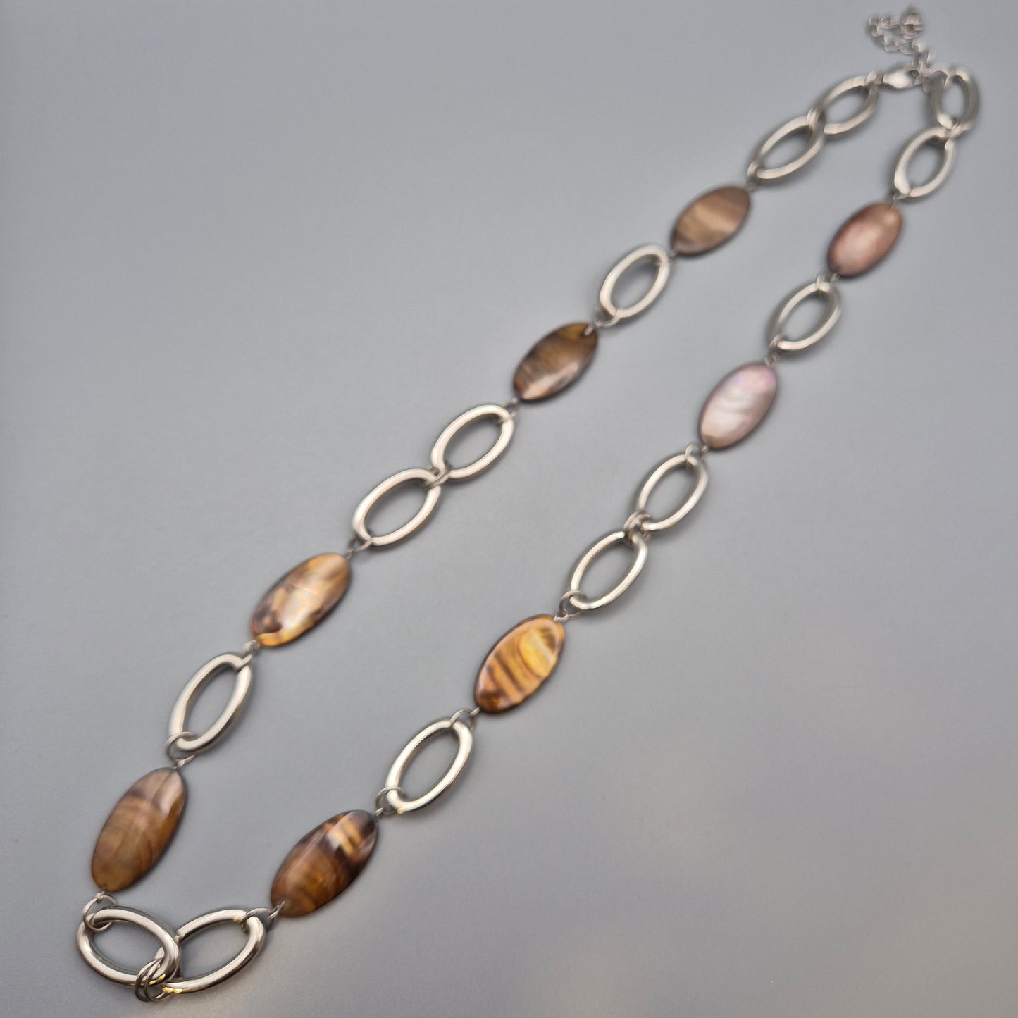 Vintage Kette mit ovalen Elementen in braunem Perlmutt-Look und silbernen Gliedern