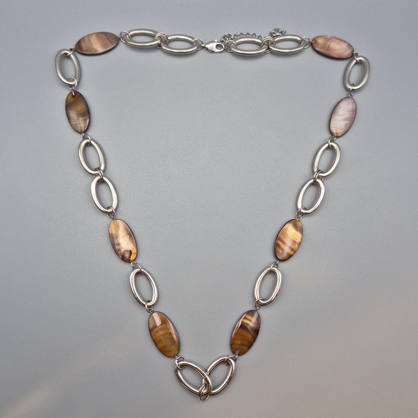 Vintage Kette mit ovalen Elementen in braunem Perlmutt-Look und silbernen Gliedern