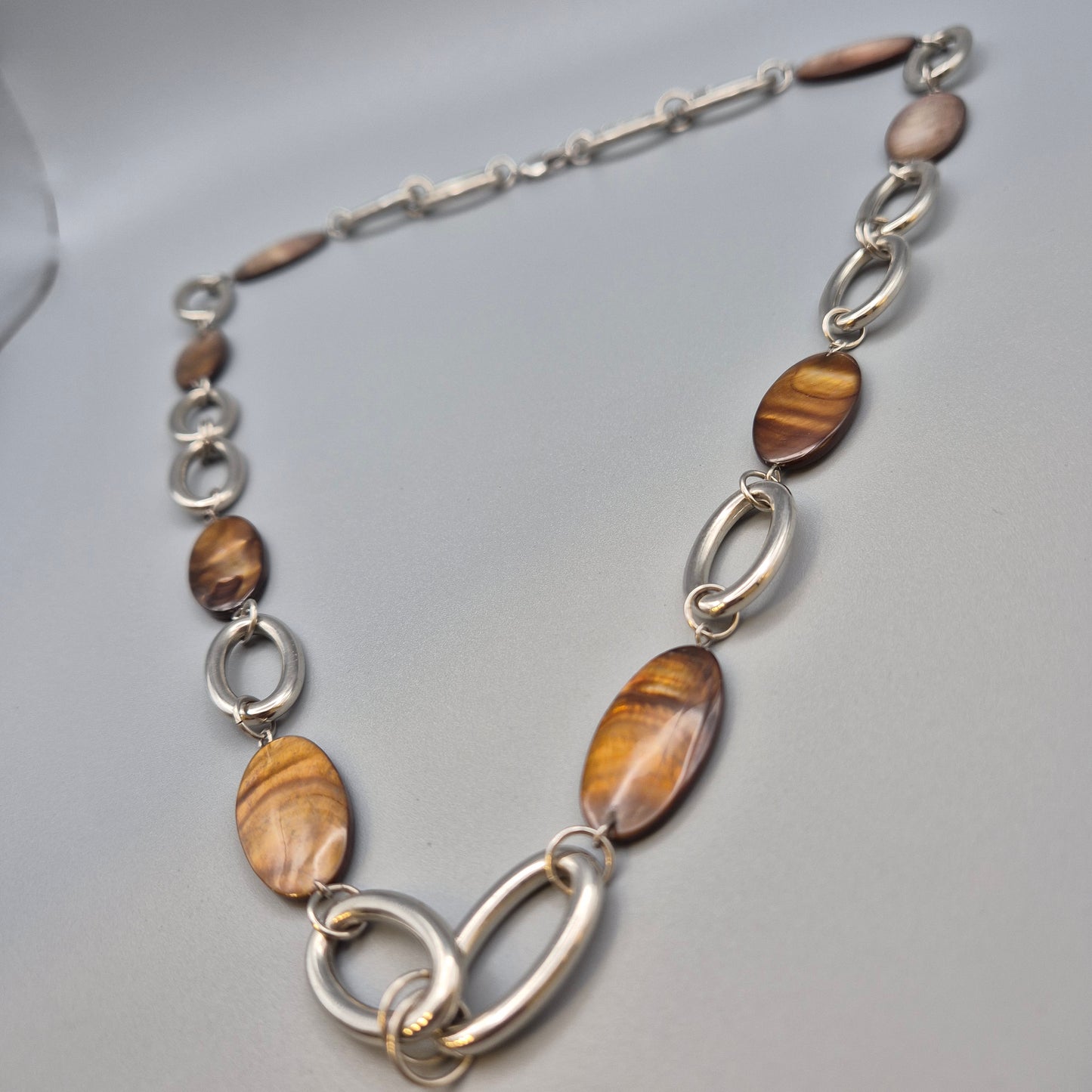 Vintage Kette mit ovalen Elementen in braunem Perlmutt-Look und silbernen Gliedern