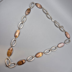Vintage Kette mit ovalen Elementen in braunem Perlmutt-Look und silbernen Gliedern