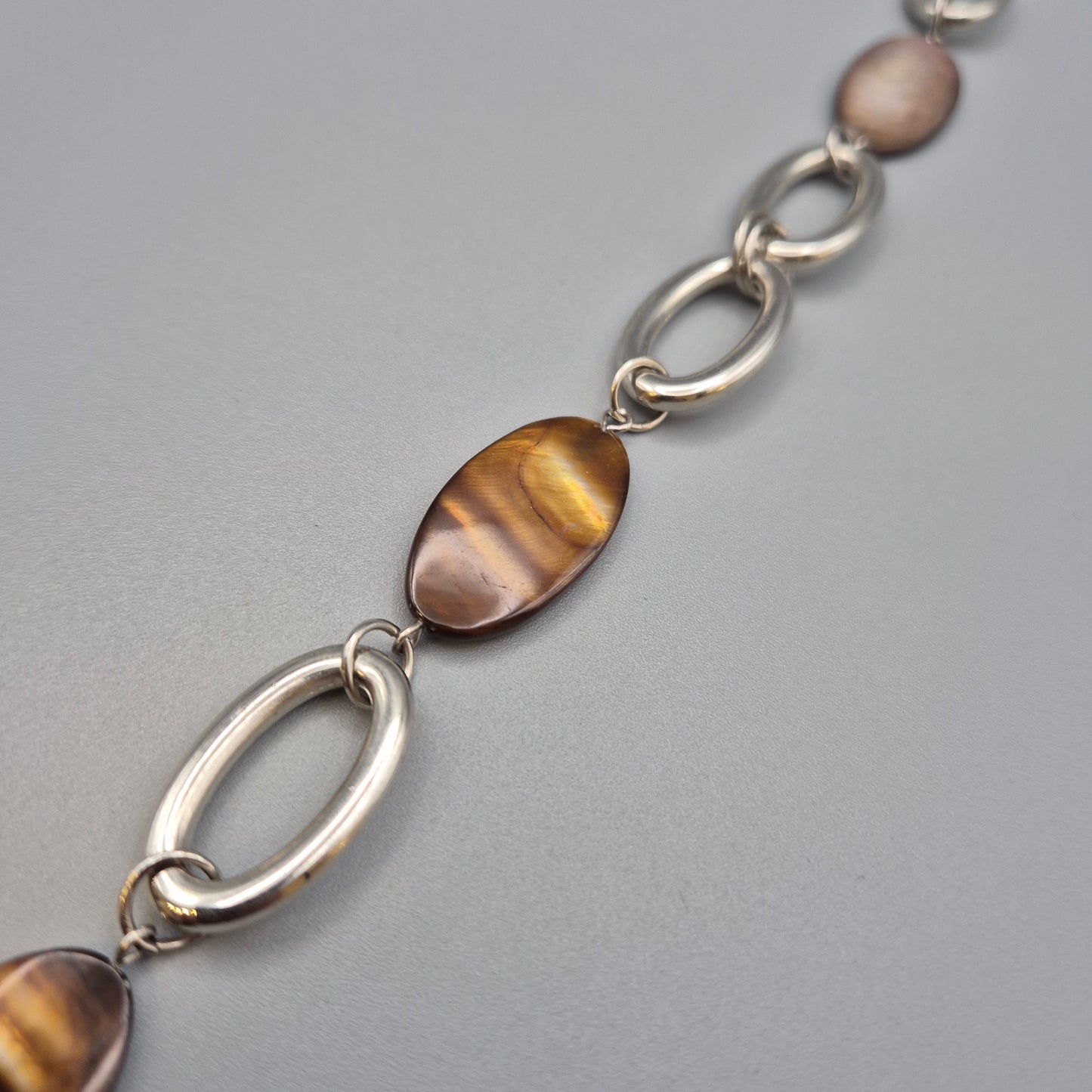 Vintage Kette mit ovalen Elementen in braunem Perlmutt-Look und silbernen Gliedern