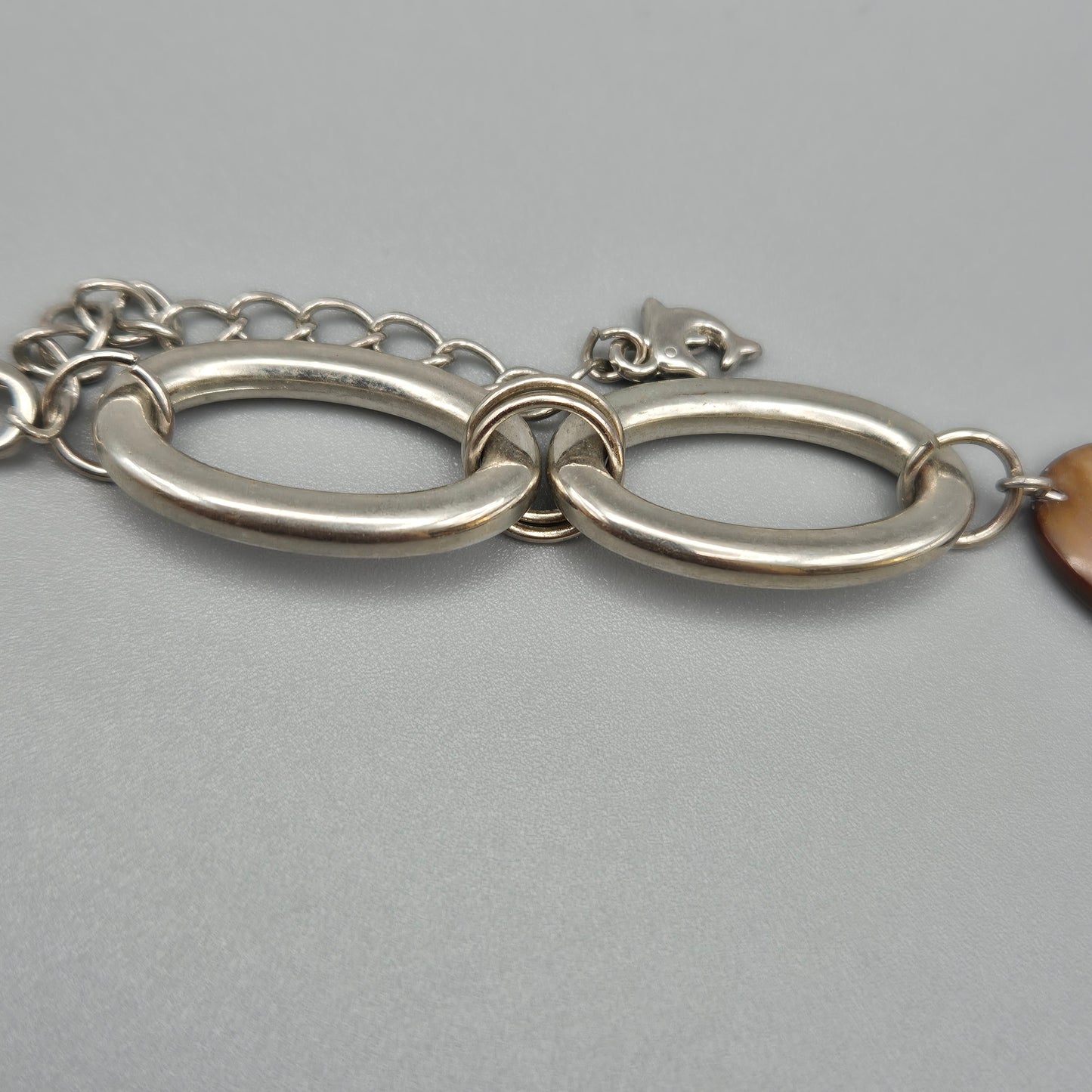 Vintage Kette mit ovalen Elementen in braunem Perlmutt-Look und silbernen Gliedern