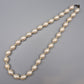 Elegante Vintage Perlenkette mit ovalen Perlen weiß