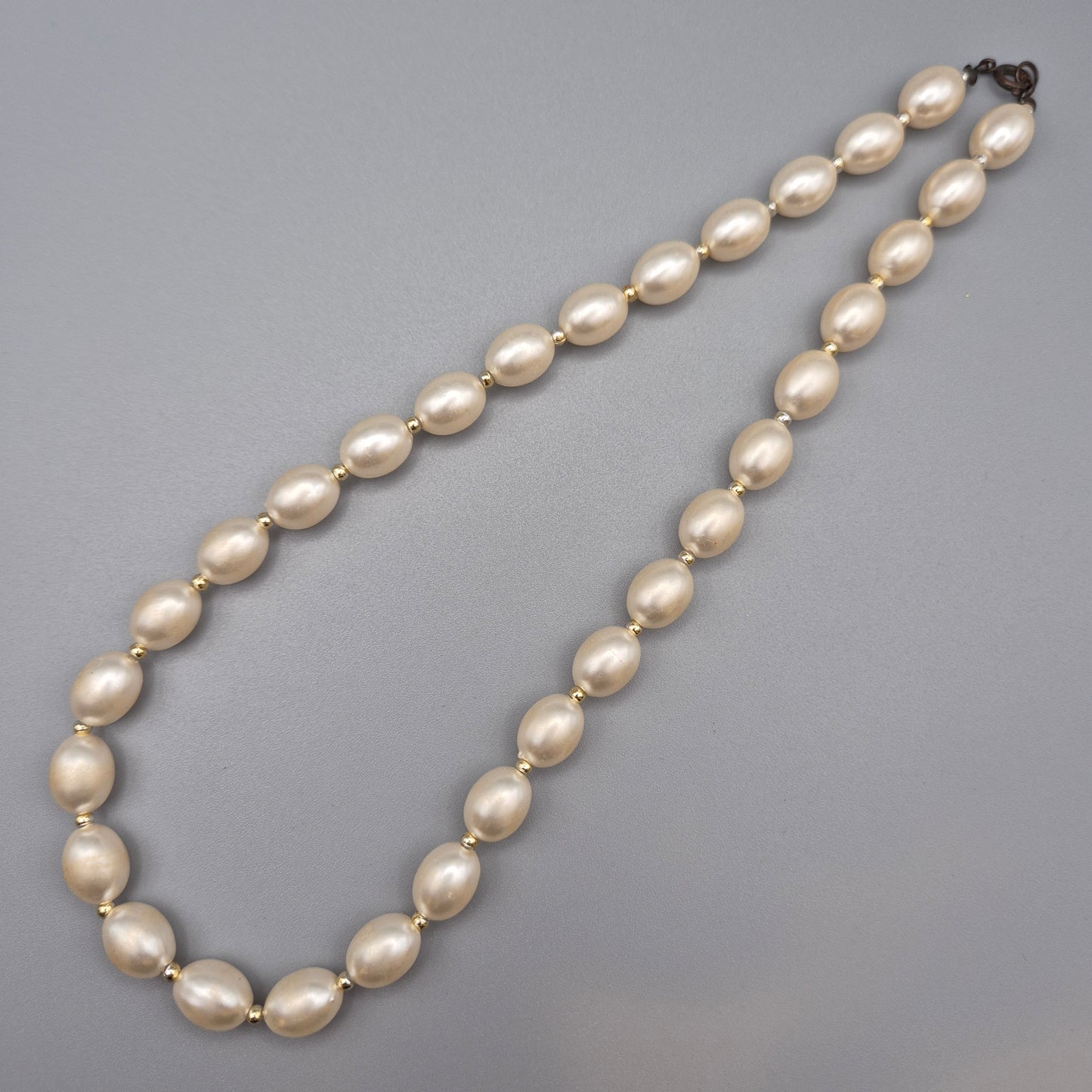 Elegante Vintage Perlenkette mit ovalen Perlen weiß