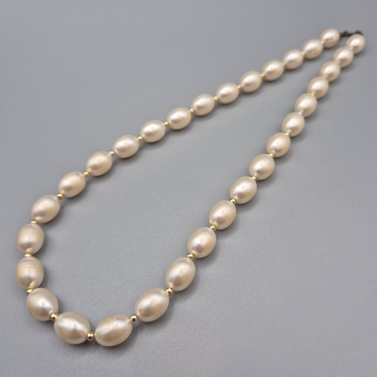Elegante Vintage Perlenkette mit ovalen Perlen weiß