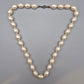 Elegante Vintage Perlenkette mit ovalen Perlen weiß