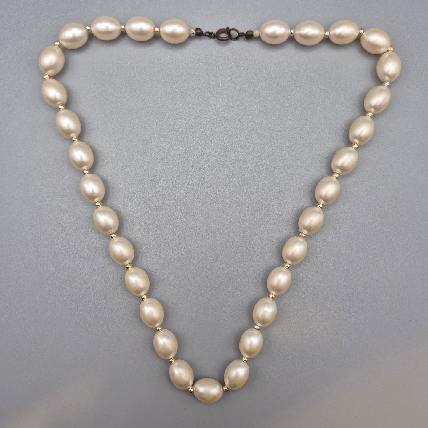 Elegante Vintage Perlenkette mit ovalen Perlen weiß