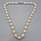 Elegante Vintage Perlenkette mit ovalen Perlen weiß