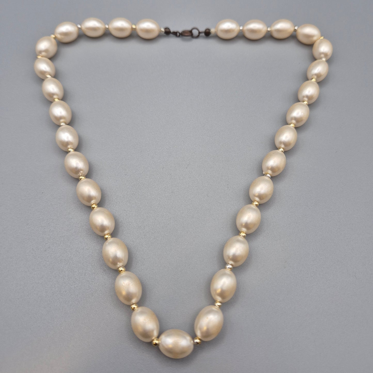 Elegante Vintage Perlenkette mit ovalen Perlen weiß