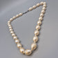 Elegante Vintage Perlenkette mit ovalen Perlen weiß