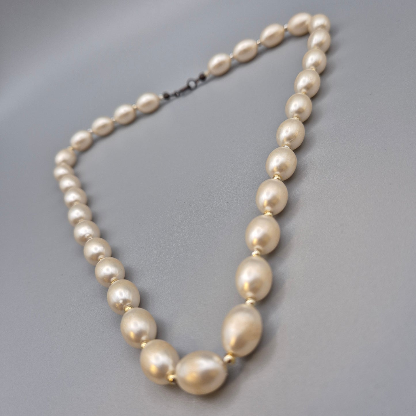 Elegante Vintage Perlenkette mit ovalen Perlen weiß
