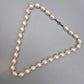 Elegante Vintage Perlenkette mit ovalen Perlen weiß