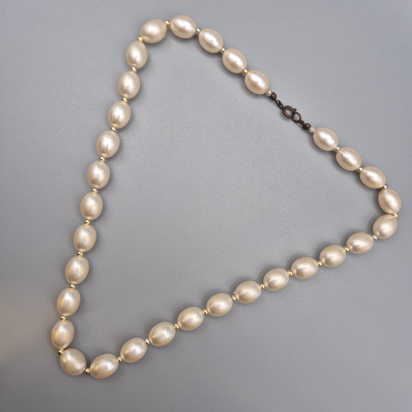 Elegante Vintage Perlenkette mit ovalen Perlen weiß