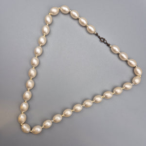 Elegante Vintage Perlenkette mit ovalen Perlen weiß
