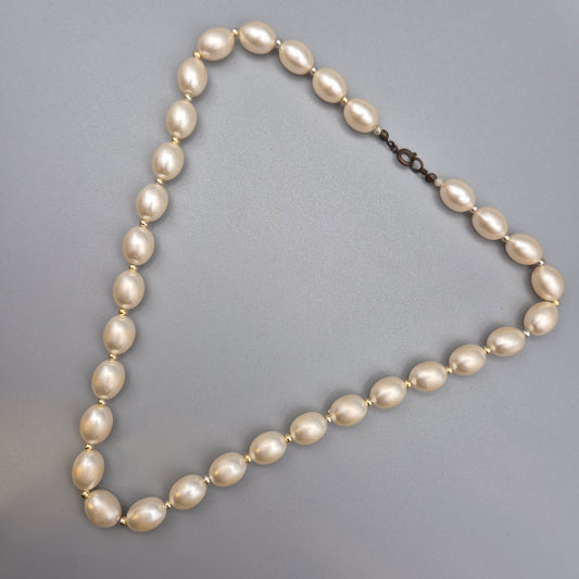 Elegante Vintage Perlenkette mit ovalen Perlen weiß