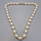 Elegante Vintage Perlenkette mit ovalen Perlen weiß