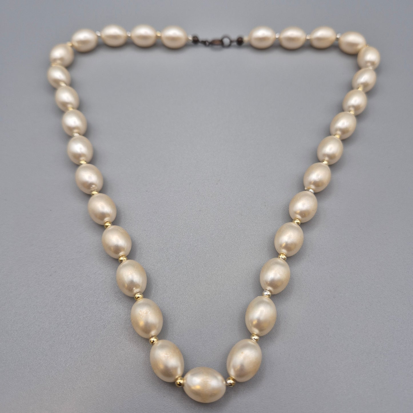 Elegante Vintage Perlenkette mit ovalen Perlen weiß