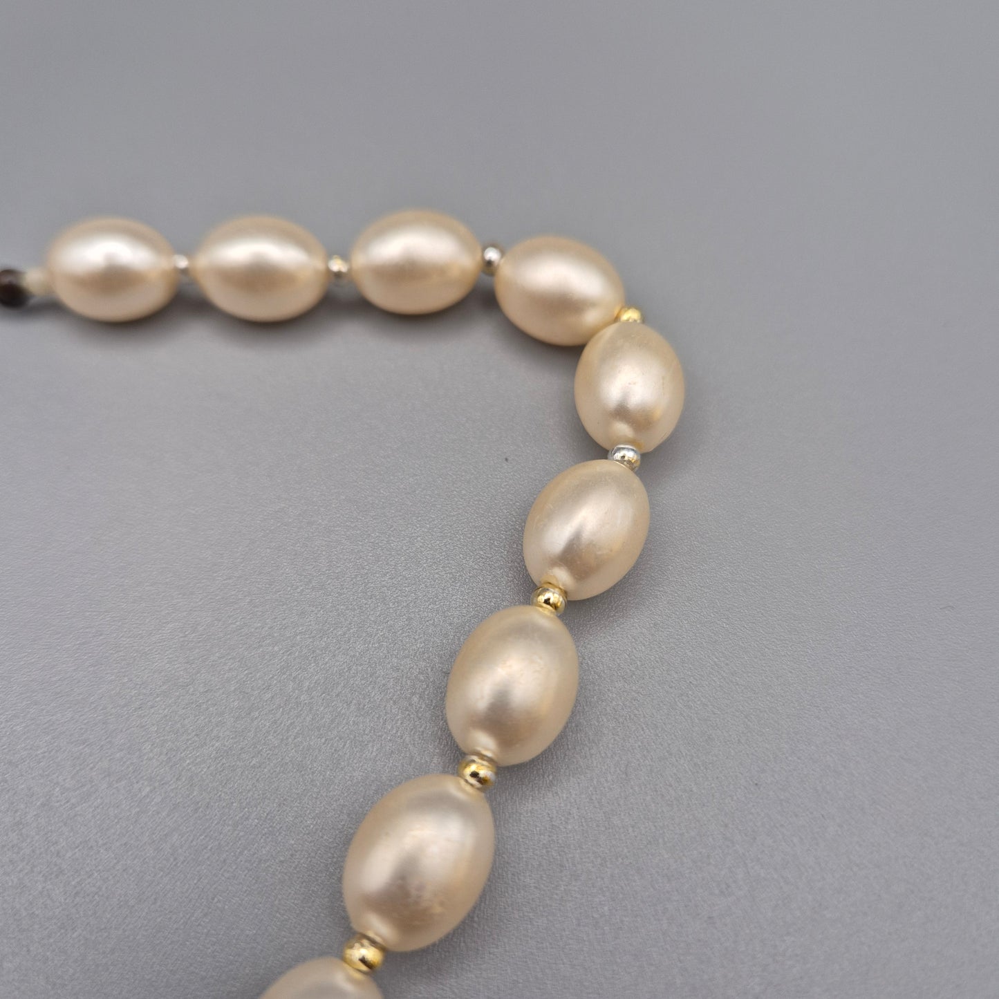 Elegante Vintage Perlenkette mit ovalen Perlen weiß
