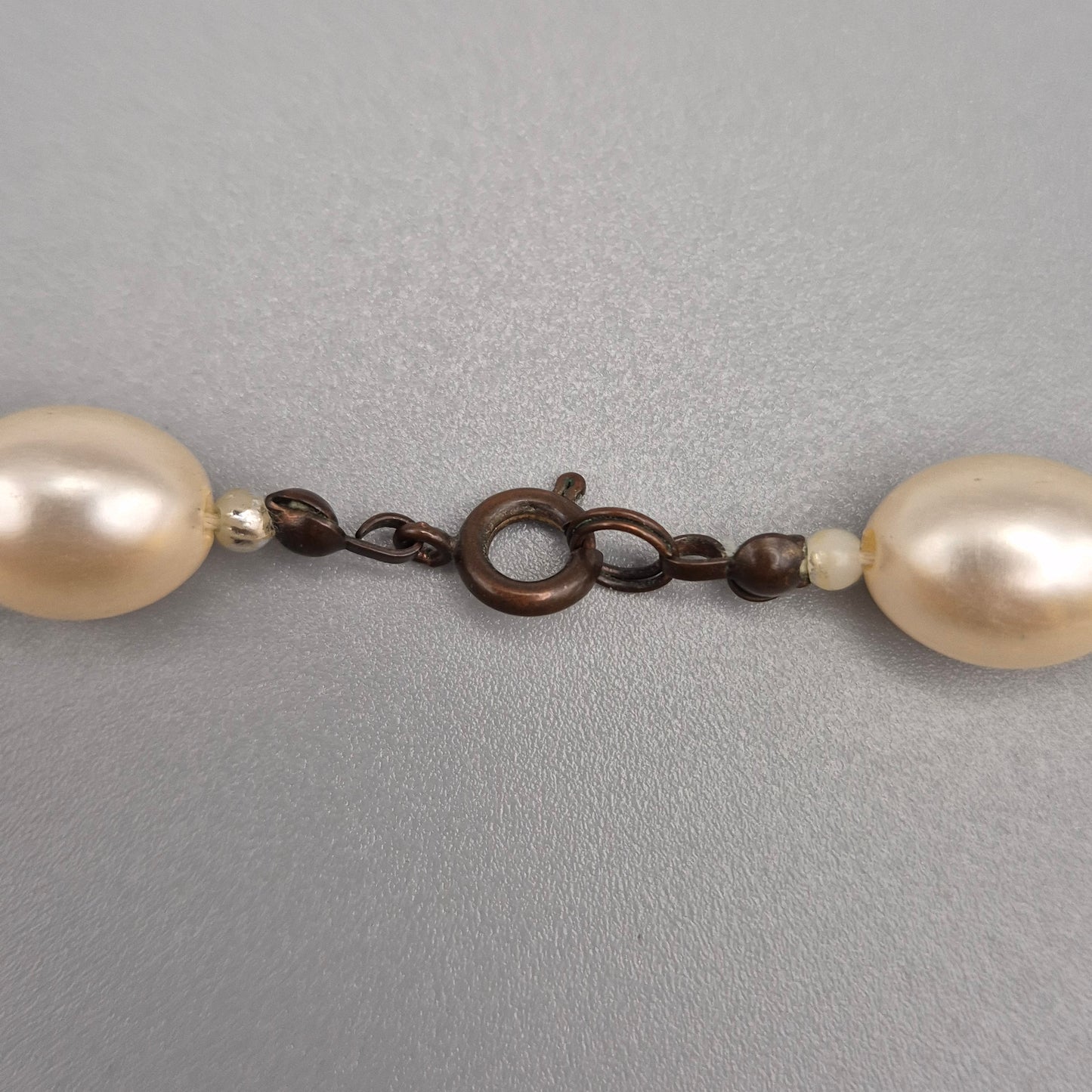 Elegante Vintage Perlenkette mit ovalen Perlen weiß