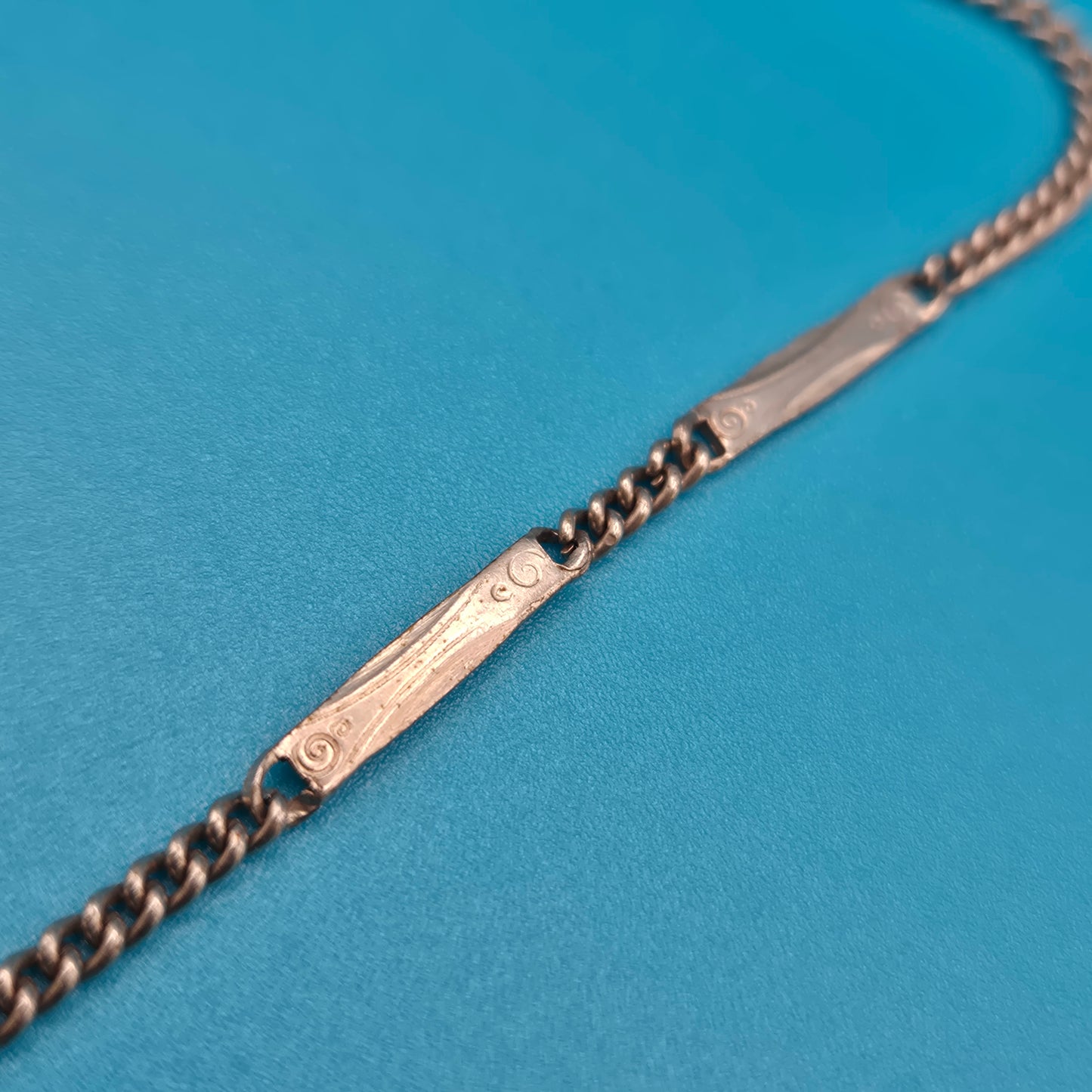 Elegante Vintage Goldfarbene Panzerkette mit Zierelementen