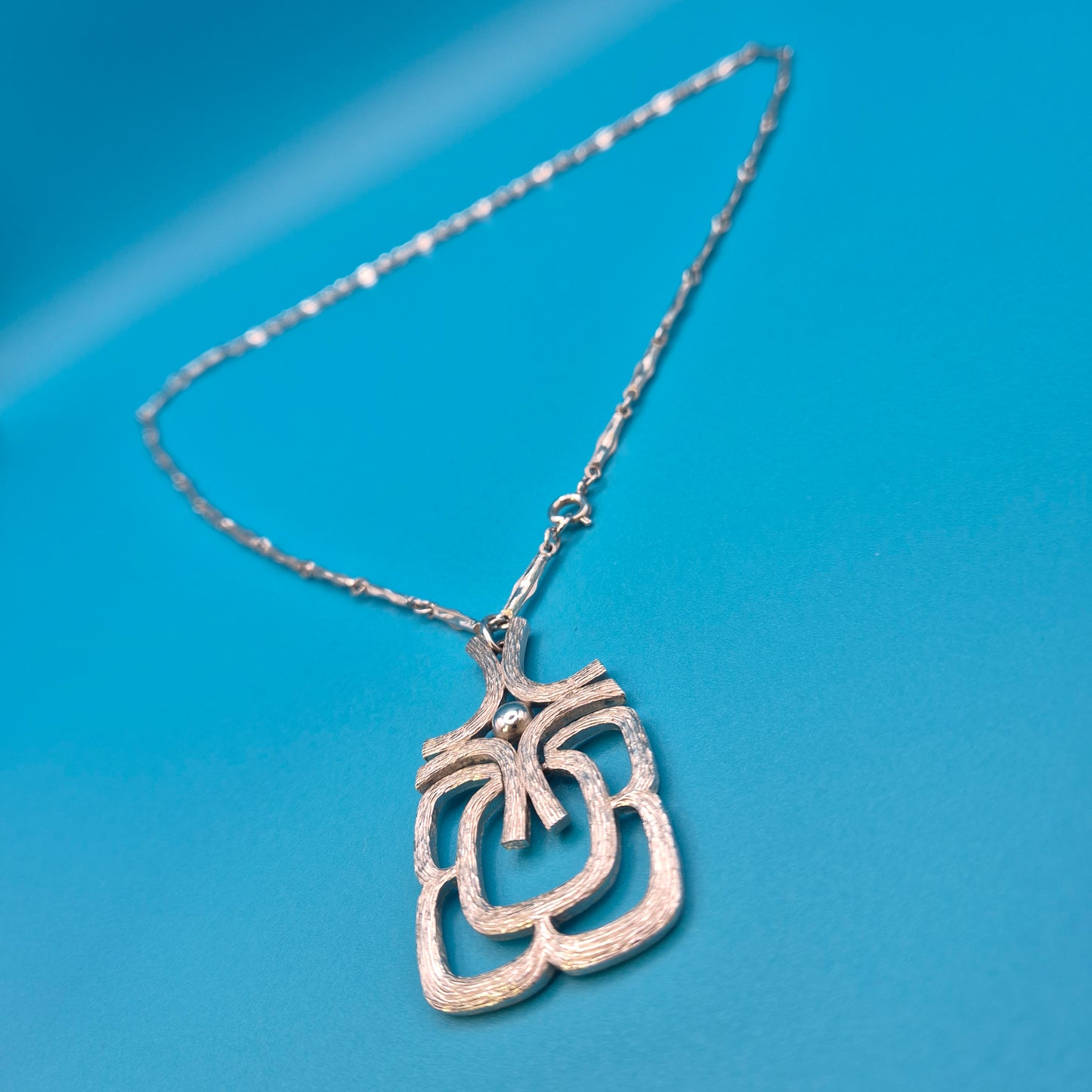 Vintage Statement Kette mit geometrischem Anhänger strukturiert