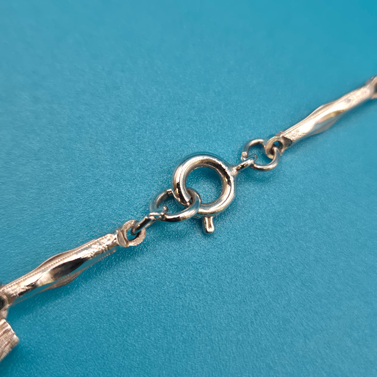 Vintage Statement Kette mit geometrischem Anhänger strukturiert