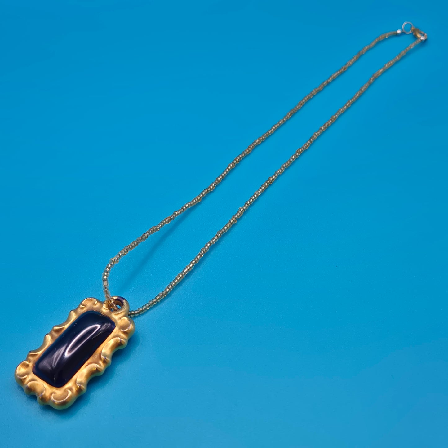 Vintage Kette mit dunkelblauem rechteckigem Anhänger in Goldoptik