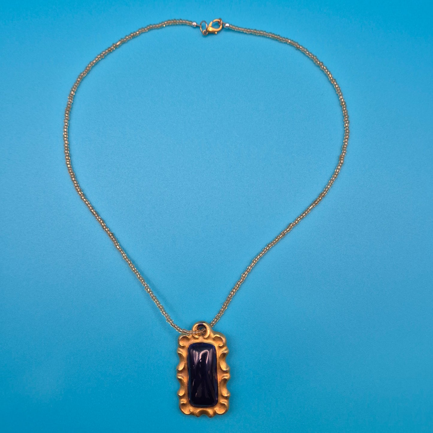 Vintage Kette mit dunkelblauem rechteckigem Anhänger in Goldoptik
