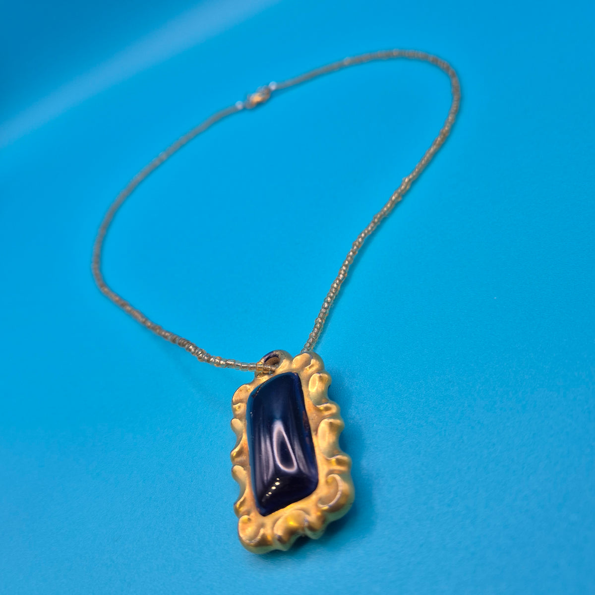 Vintage Kette mit dunkelblauem rechteckigem Anhänger in Goldoptik