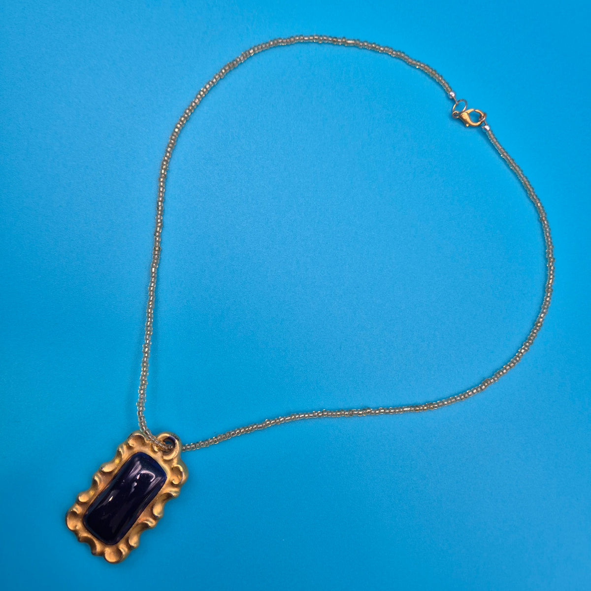 Vintage Kette mit dunkelblauem rechteckigem Anhänger in Goldoptik