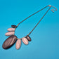 Elegante Statement Kette mit ovalen Elementen in Grau und Creme