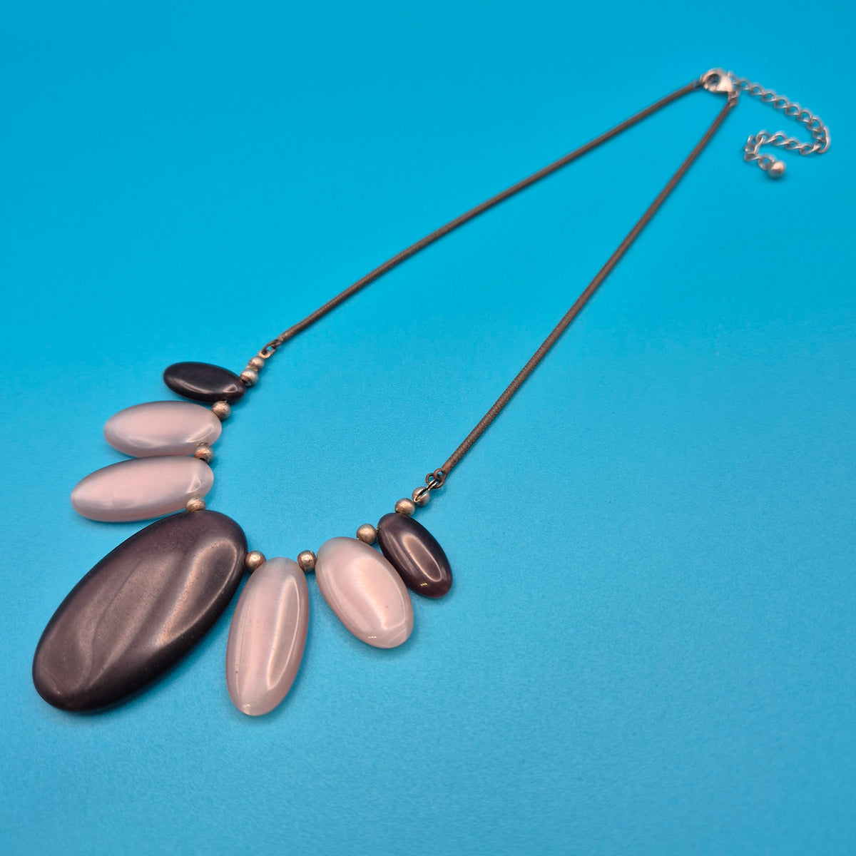 Elegante Statement Kette mit ovalen Elementen in Grau und Creme