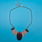 Elegante Statement Kette mit ovalen Elementen in Grau und Creme