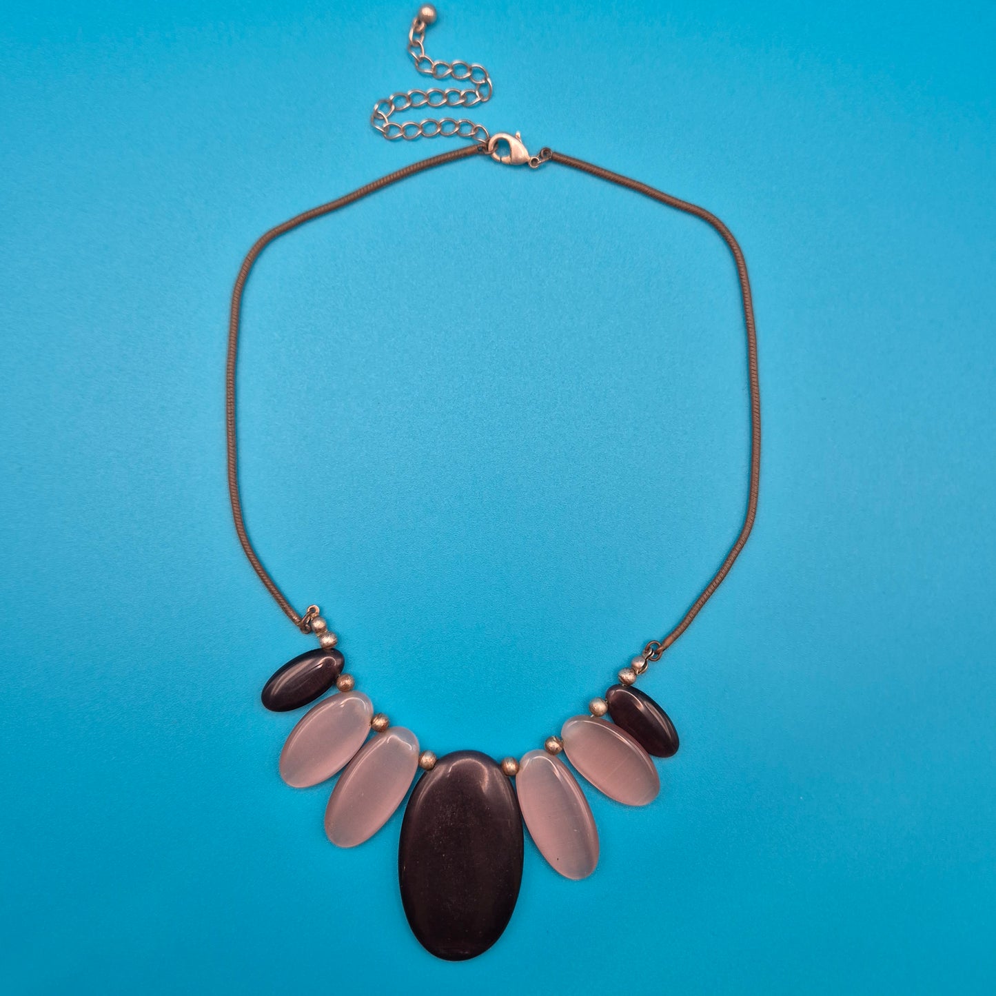 Elegante Statement Kette mit ovalen Elementen in Grau und Creme