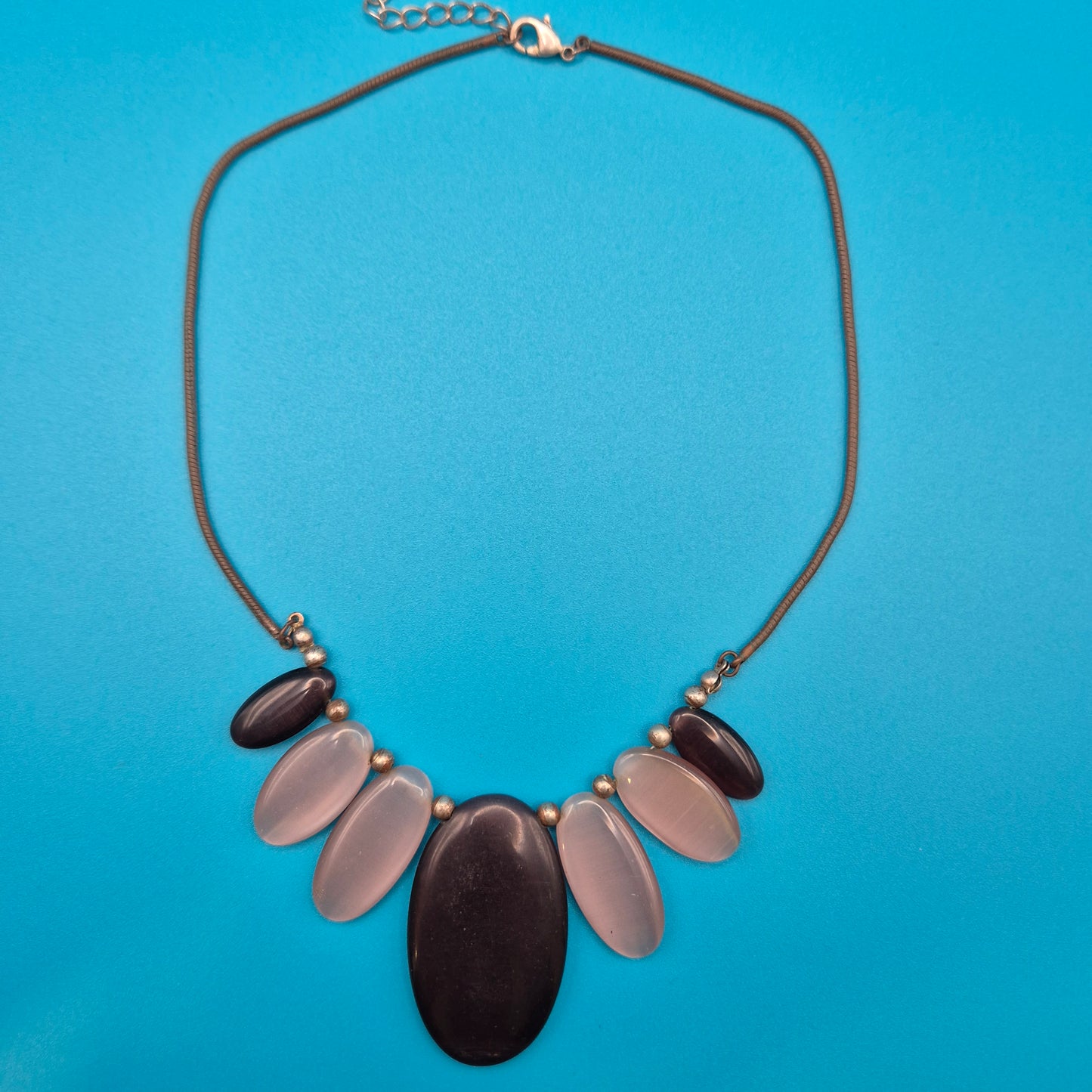 Elegante Statement Kette mit ovalen Elementen in Grau und Creme