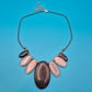 Elegante Statement Kette mit ovalen Elementen in Grau und Creme