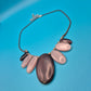 Elegante Statement Kette mit ovalen Elementen in Grau und Creme