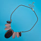 Elegante Statement Kette mit ovalen Elementen in Grau und Creme