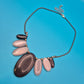 Elegante Statement Kette mit ovalen Elementen in Grau und Creme