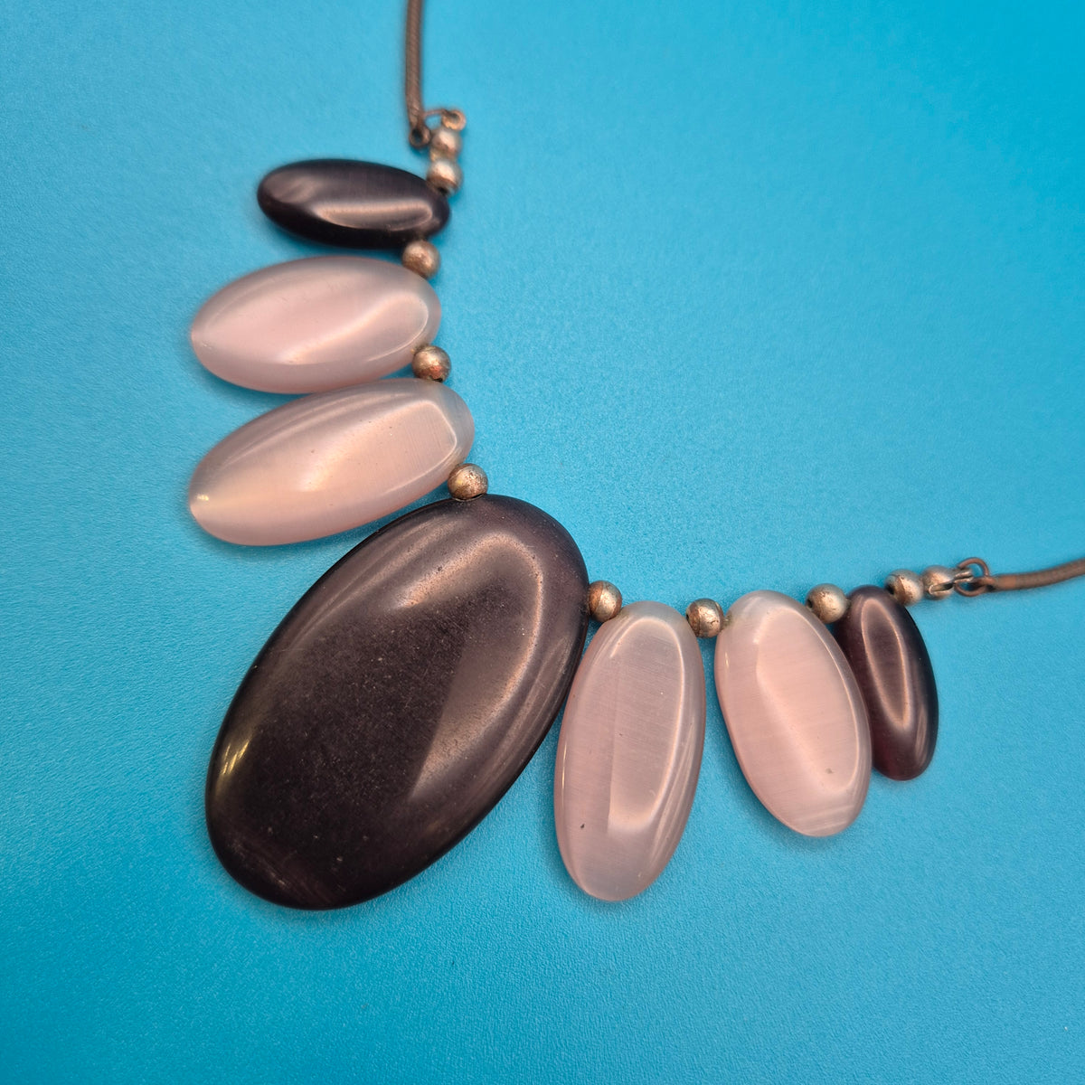 Elegante Statement Kette mit ovalen Elementen in Grau und Creme