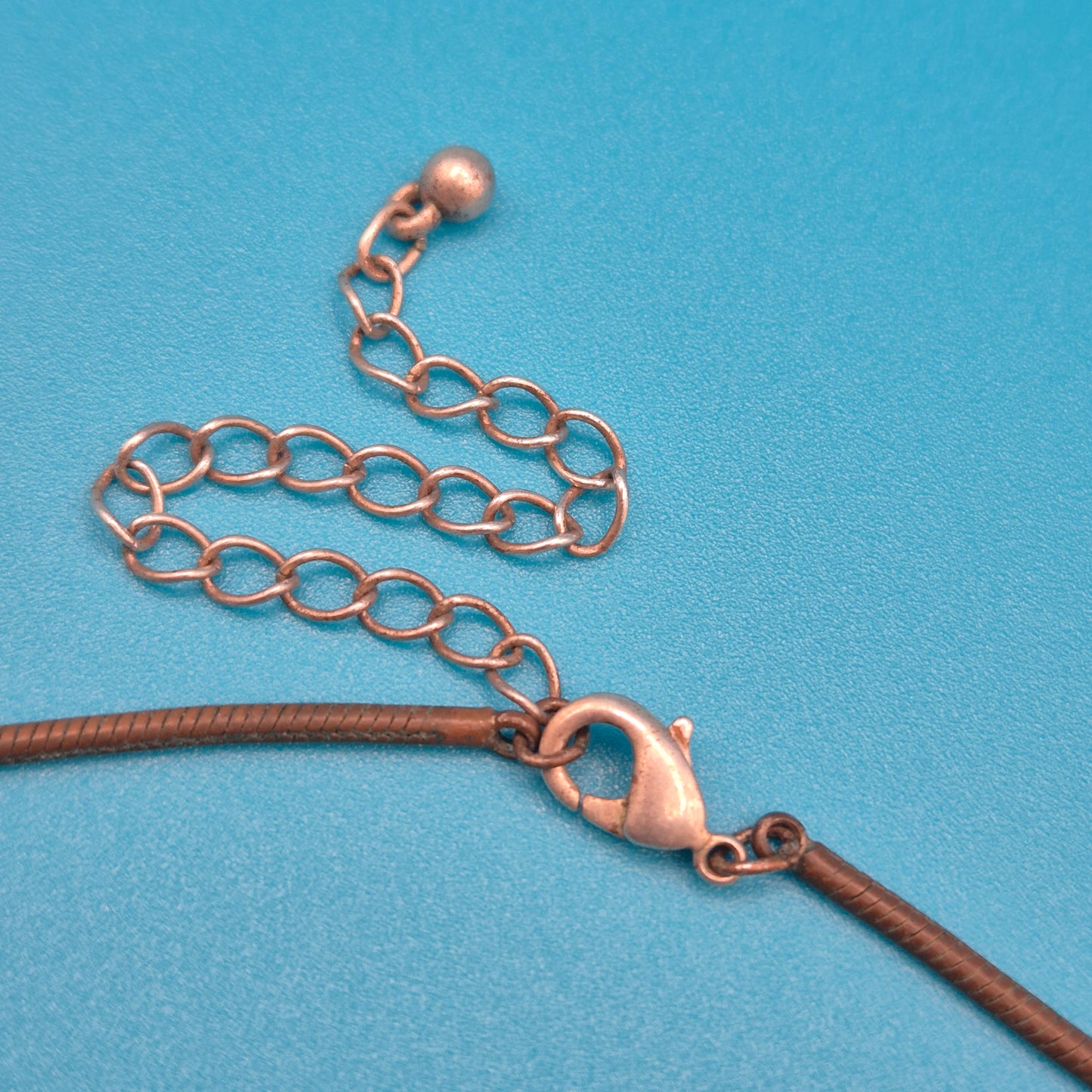Elegante Statement Kette mit ovalen Elementen in Grau und Creme