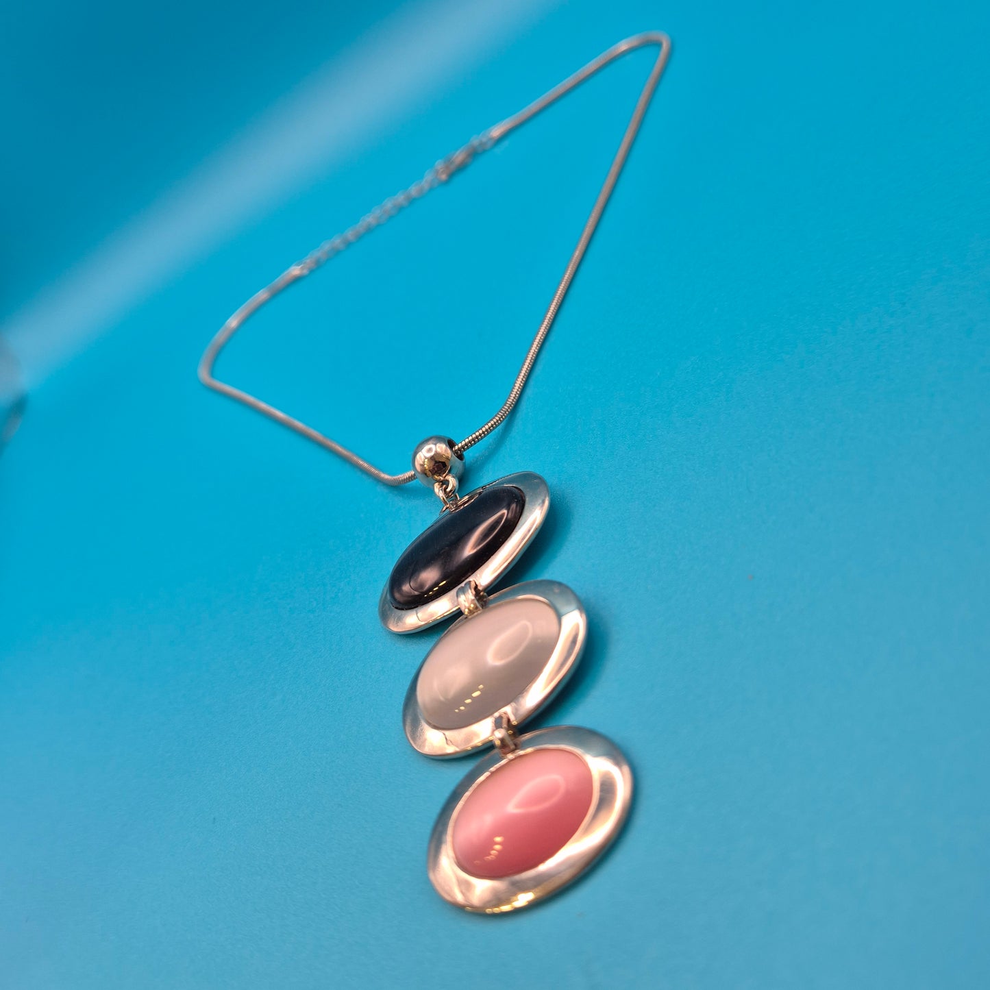 Vintage Statement Kette mit ovalen Cabochon-Anhängern in Pastelltönen