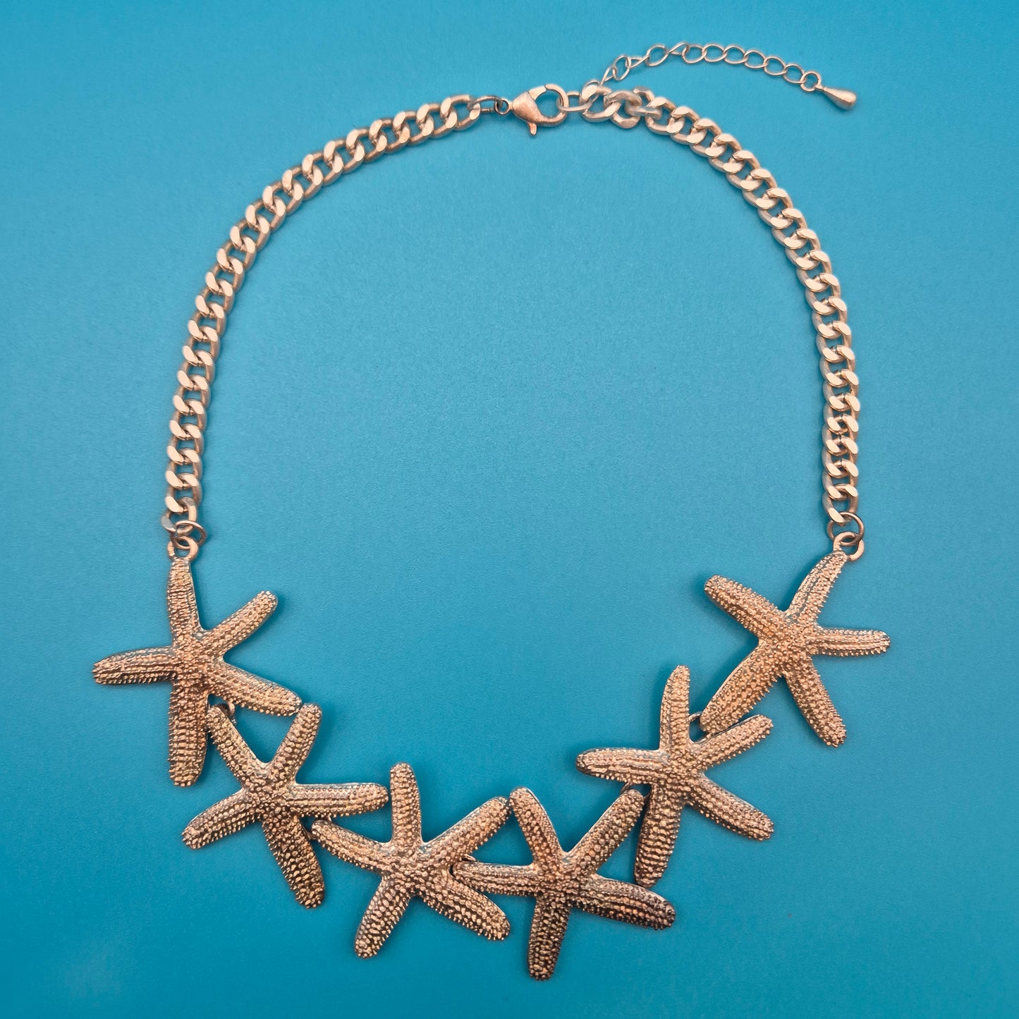 Goldfarbene Seestern Statement Kette im maritimen Design